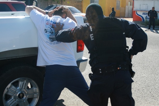 Resultado de imagen para imagenes de policias y hombre arrestado