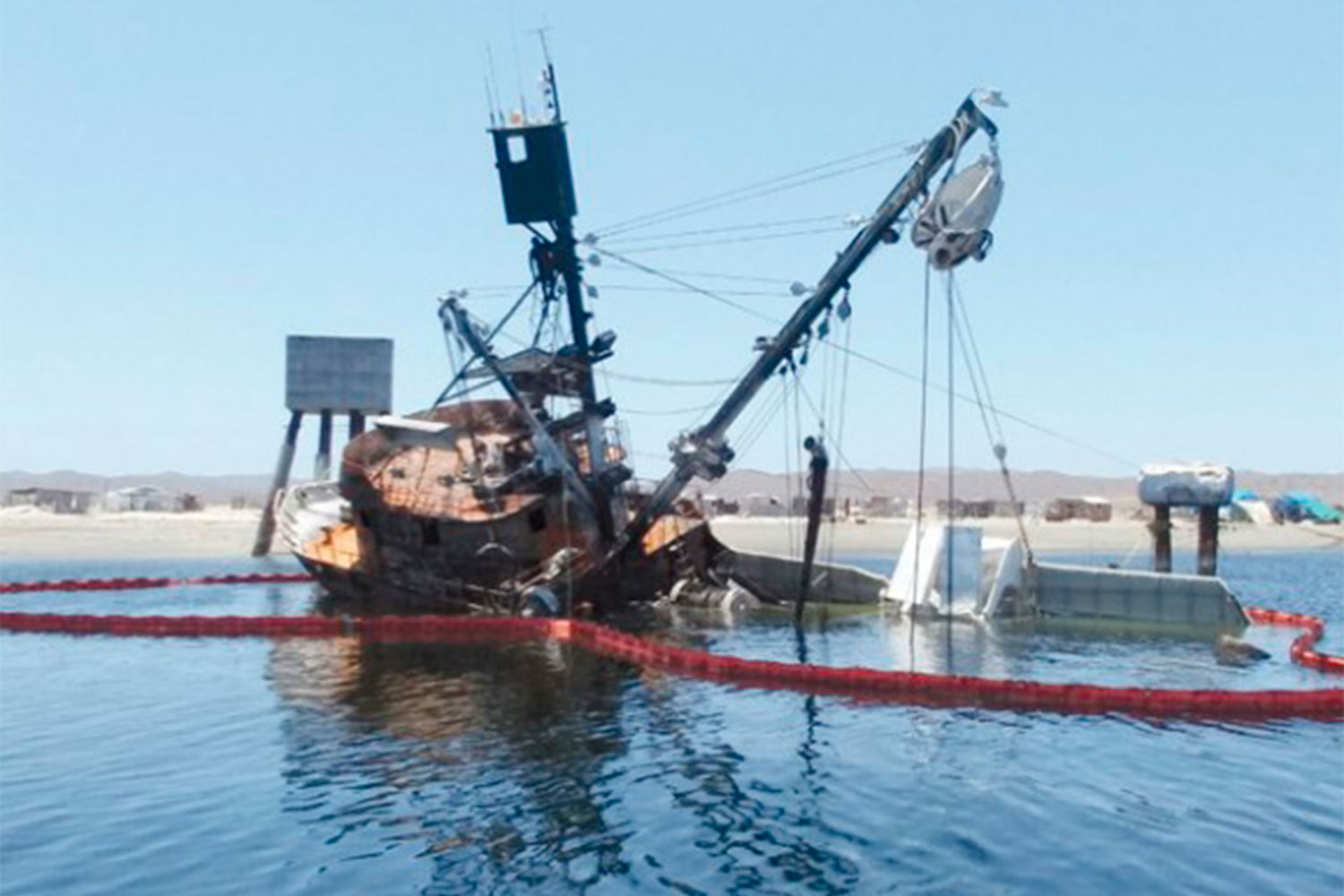 Logran rescatar embarcación sardinera que se incendió en Puerto ... - BCS Noticias