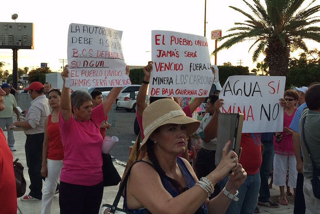 manifestacion toma protesta carlos mendoza3