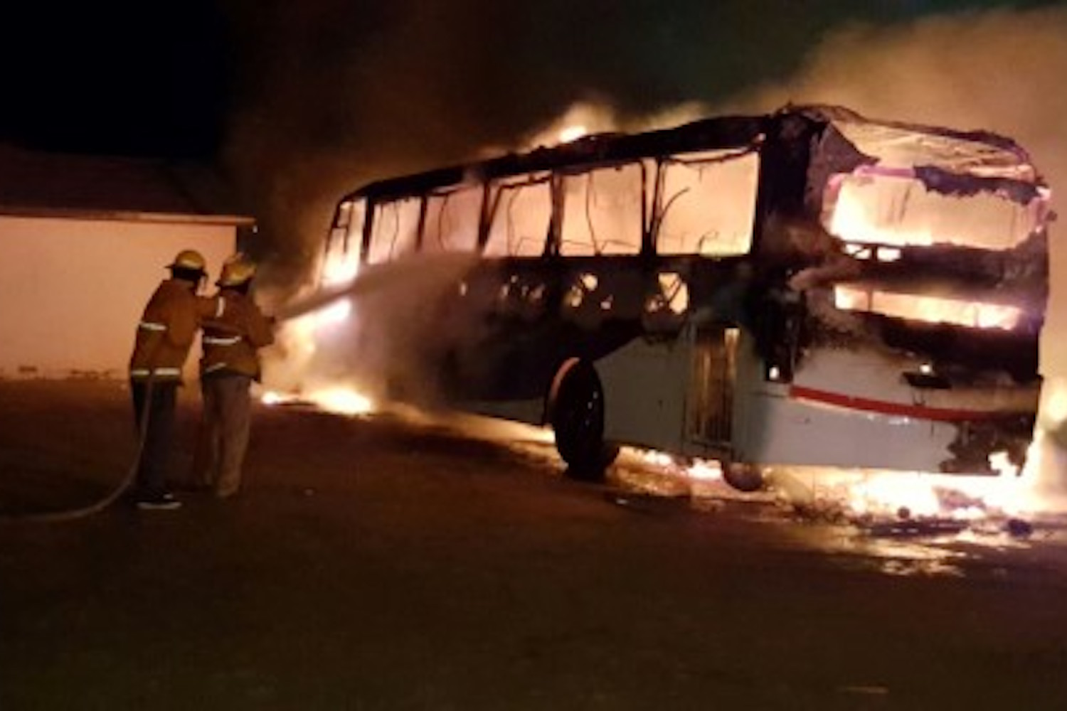 Presuntos vándalos prenden fuego a camión de Autotransportes Águila en  Guerrero Negro - BCS Noticias