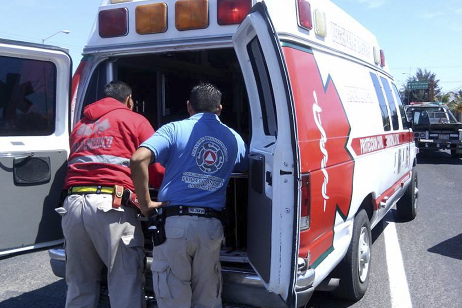 accidente choque paramedicos voluntarios camilla