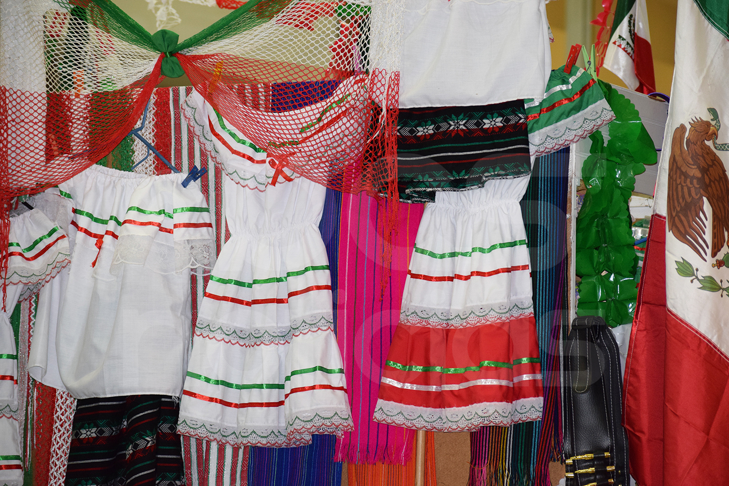 Vestidos para niñas y banderas, lo más vendido en fiestas patrias en La Paz  - BCS Noticias