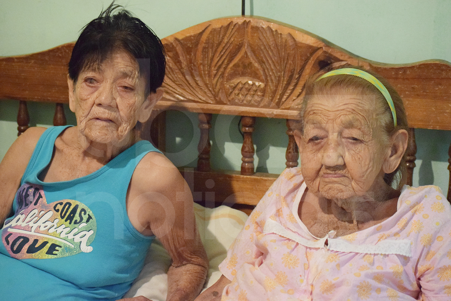 A la derecha, señora Rosario Hirales, de 96 años; a la izquierda, su hija, de 70
