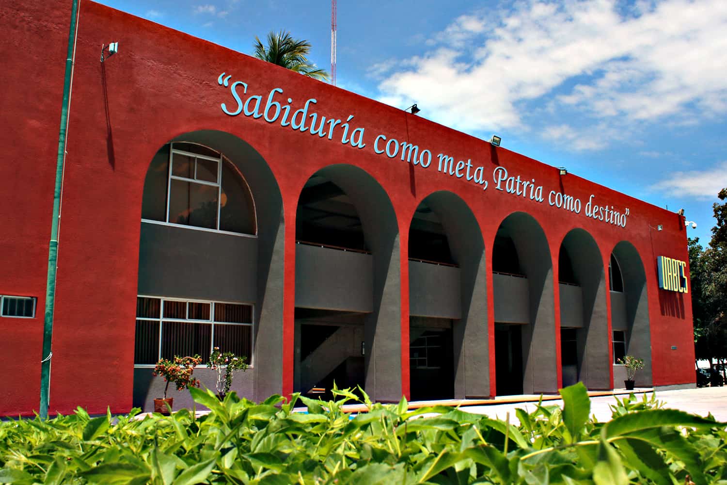 Uabcs alcanza sus 46 años de vida; inició con 220 alumnos y 8 carreras, recordó su rector - bcs noticias
