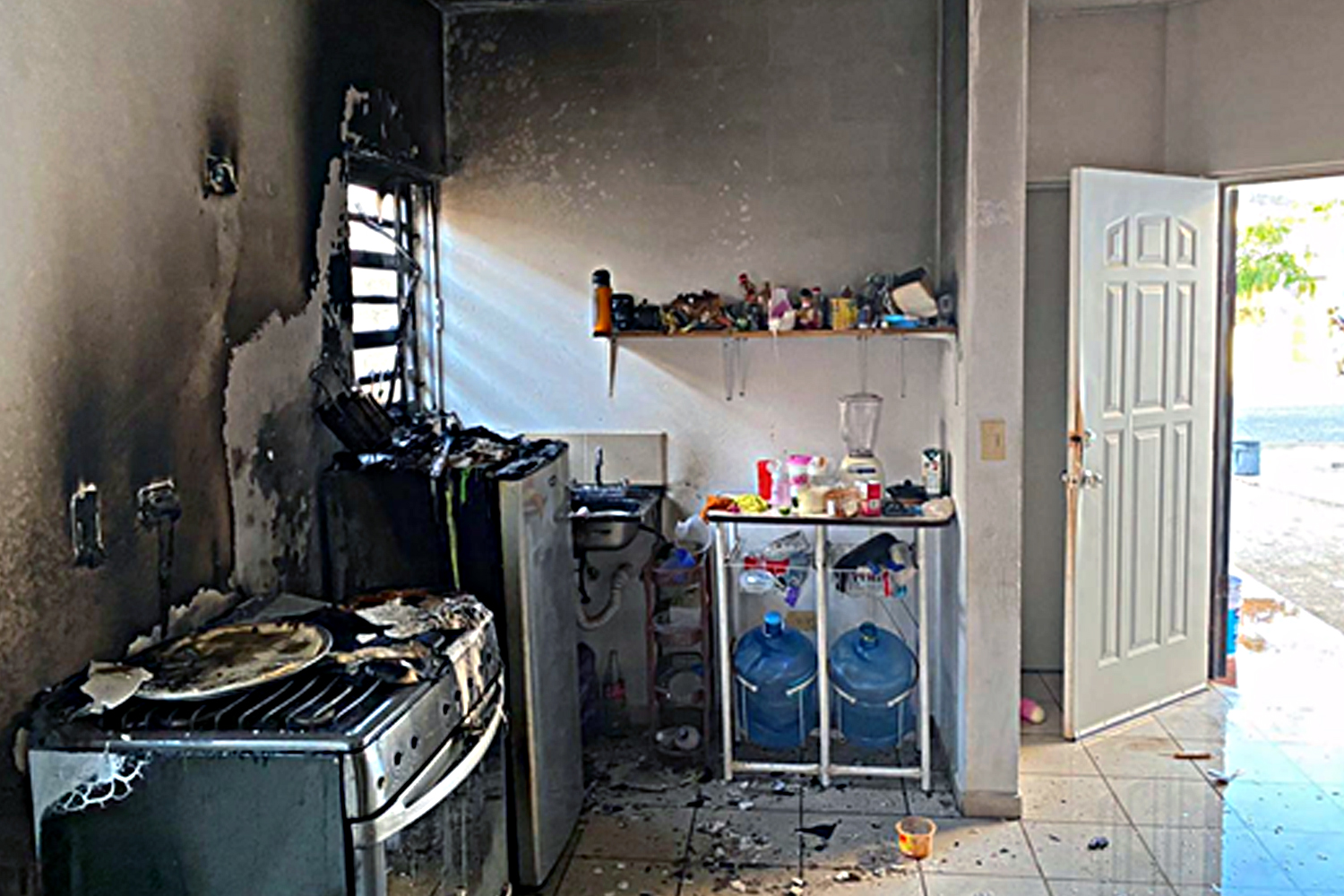 Rescatan a familia, que quedó atrapada, por incendio en una vivienda de La Paz