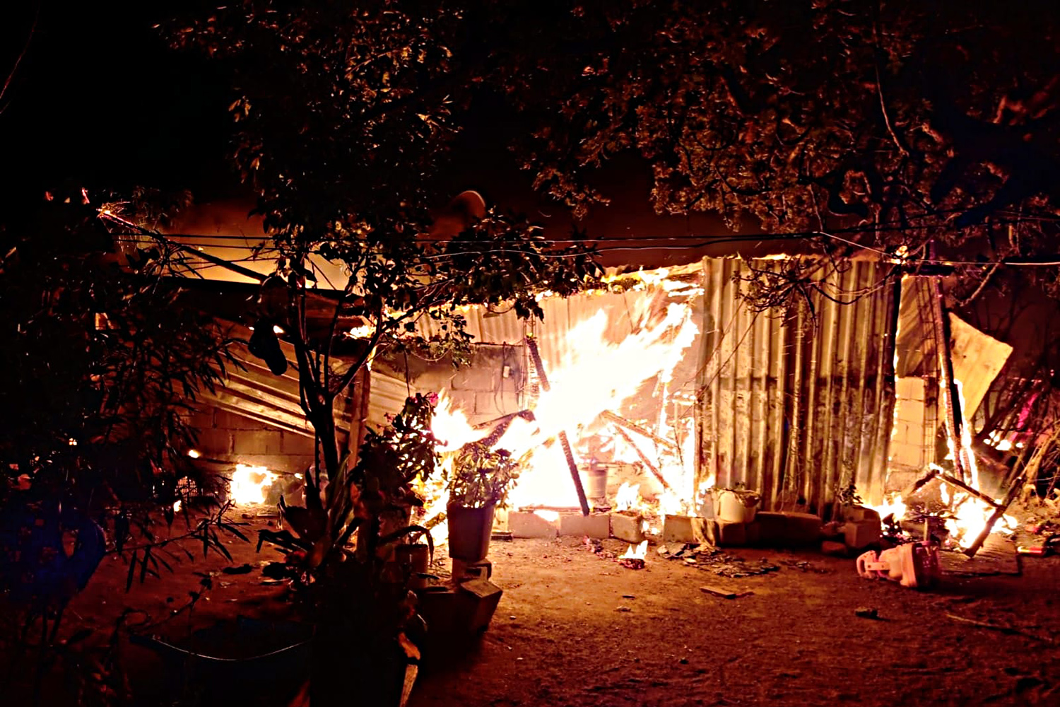 Fuego consume hogar en colonia Cola de Ballena, en La Paz; 2 adultos terminaron con quemaduras