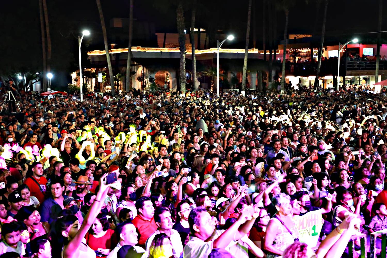 Concierto de Mi Banda El Mexicano juntó a 10,000 personas en el malecón de La Paz