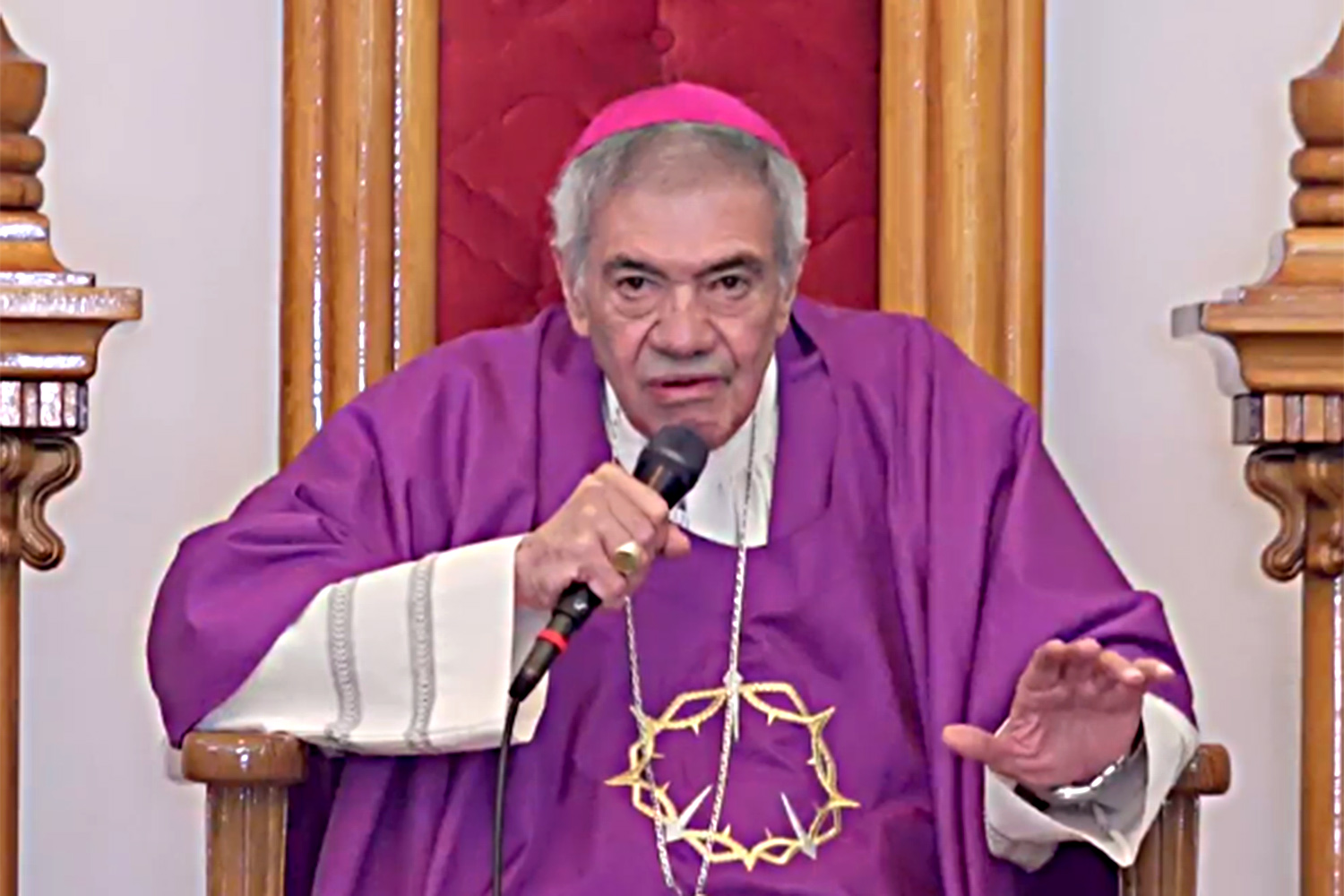 Fuerza hasta que el Papa acepte mi renuncia; que sucesor corrija lo que hice mal: Obispo de La Paz