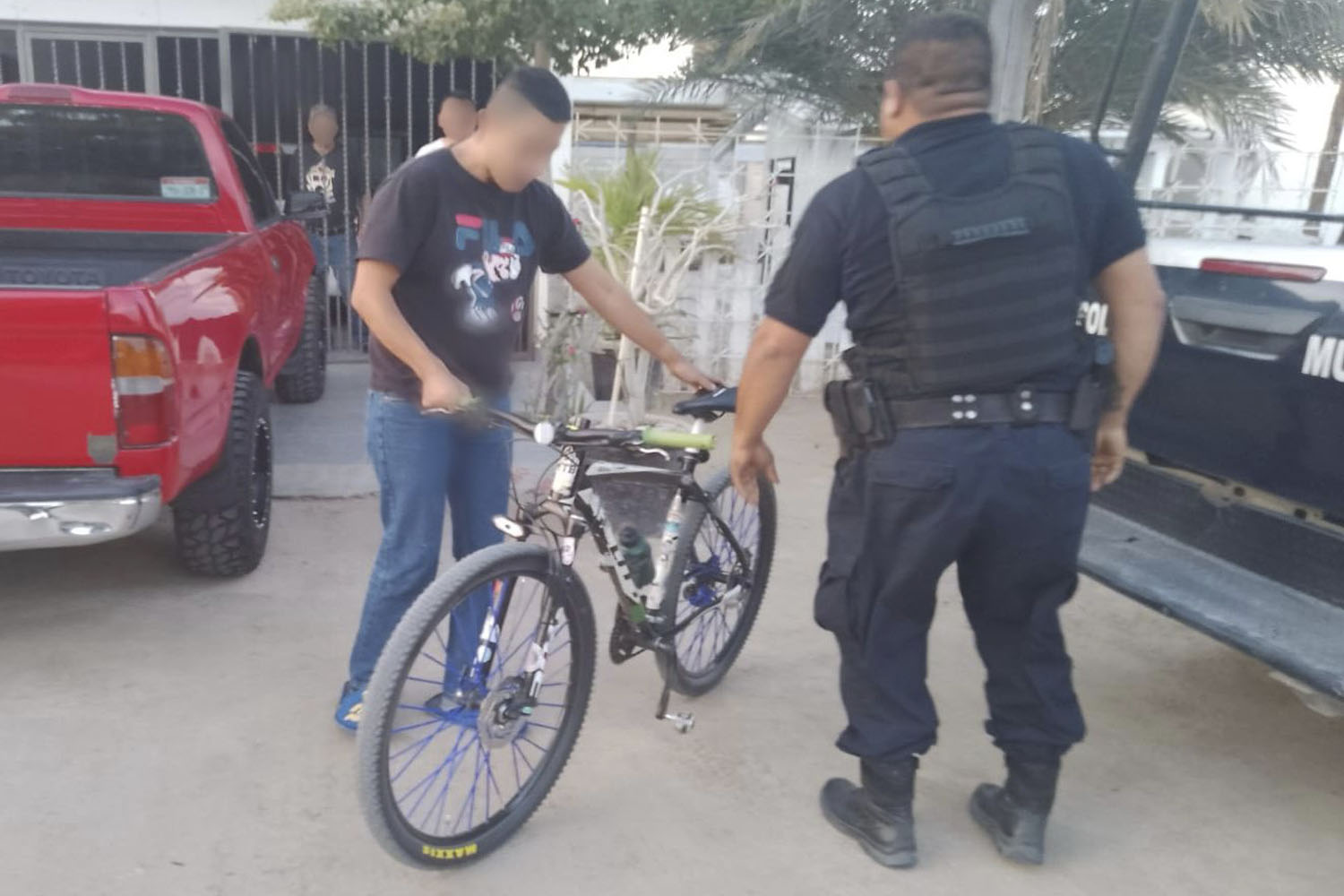 Policía de La Paz captura a ladrón exhibido robando bicicleta en colonia 8 de Octubre